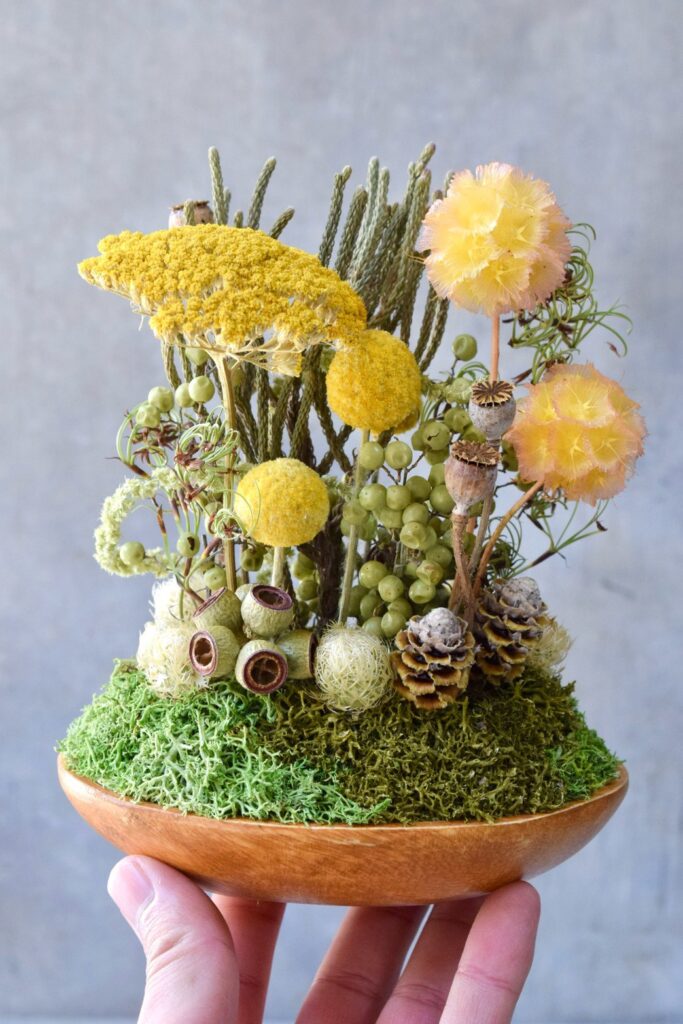 東京の花屋 叢屋Kusamurayaのドライフラワーインテリア雑貨。アンティーク調の木皿(ウッドプレート)を使った、自宅用やギフト用に人気のアレンジメント。