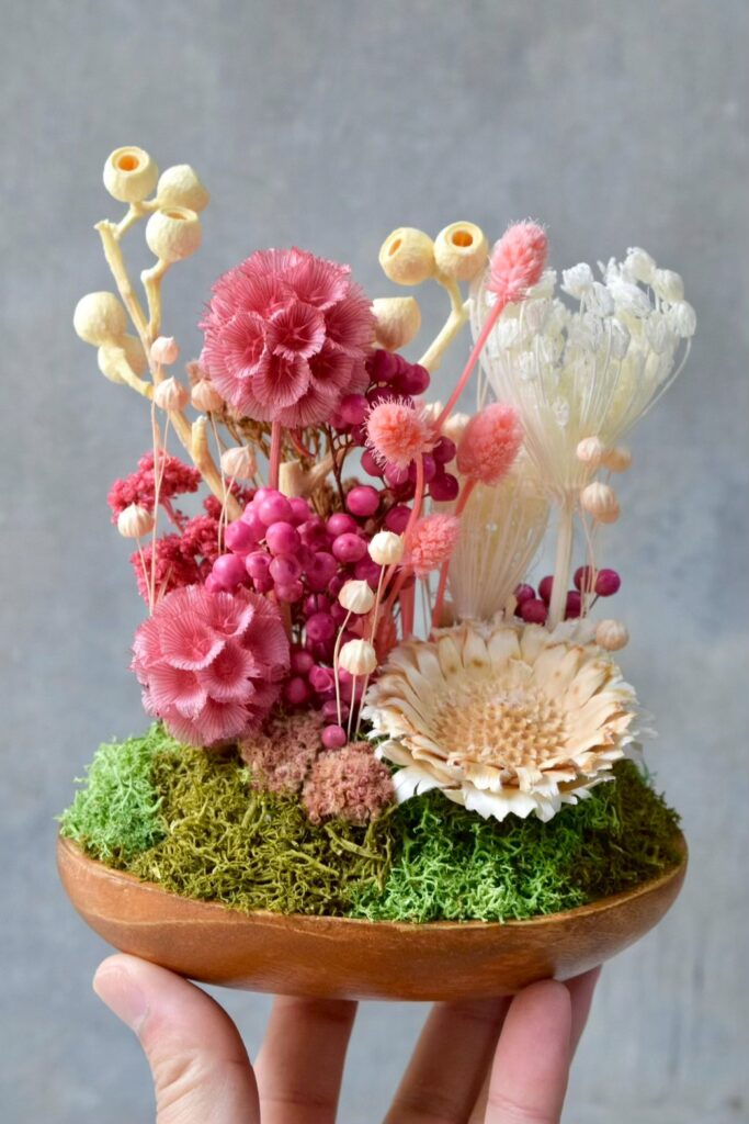 東京の花屋 叢屋Kusamurayaのドライフラワーインテリア雑貨。アンティーク調の木皿(ウッドプレート)を使った、自宅用やギフト用に人気のアレンジメント。