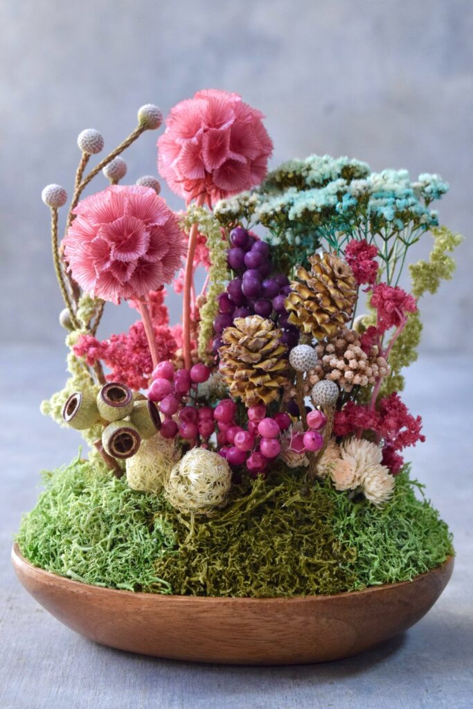 東京の花屋 叢屋Kusamurayaのドライフラワーインテリア雑貨。アンティーク調の木皿(ウッドプレート)を使った、自宅用やギフト用に人気のアレンジメント。