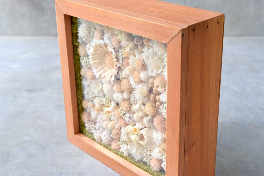 東京の花屋 叢屋Kusamurayaのドライフラワーインテリア雑貨。アンティーク調の木製フレーム(ウッドボックス)を使った、自宅用やギフト用に人気のアレンジメント。