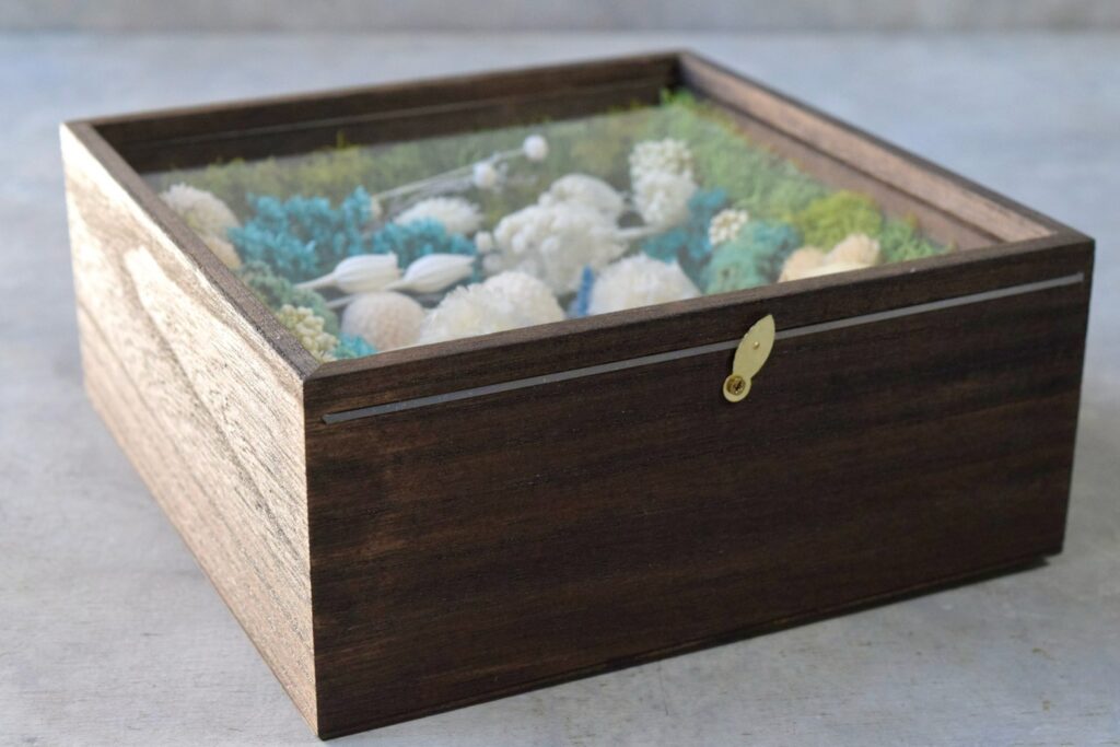 東京の花屋 叢屋Kusamurayaのドライフラワーインテリア雑貨。アンティーク調の木製フレーム(ウッドボックス)を使った、自宅用やギフト用に人気のアレンジメント。