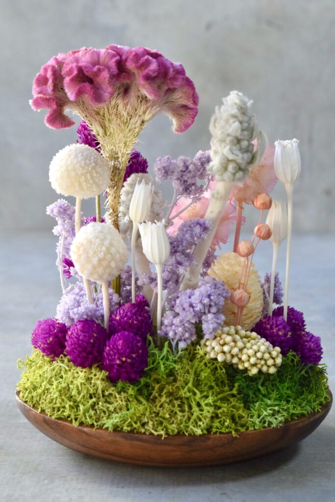 東京の花屋 叢屋Kusamurayaのドライフラワーインテリア雑貨。アンティーク調の木皿(ウッドプレート)を使った、自宅用やギフト用に人気のアレンジメント。