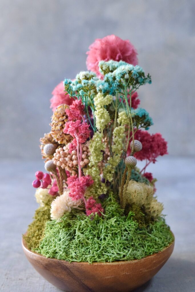 東京の花屋 叢屋Kusamurayaのドライフラワーインテリア雑貨。アンティーク調の木皿(ウッドプレート)を使った、自宅用やギフト用に人気のアレンジメント。