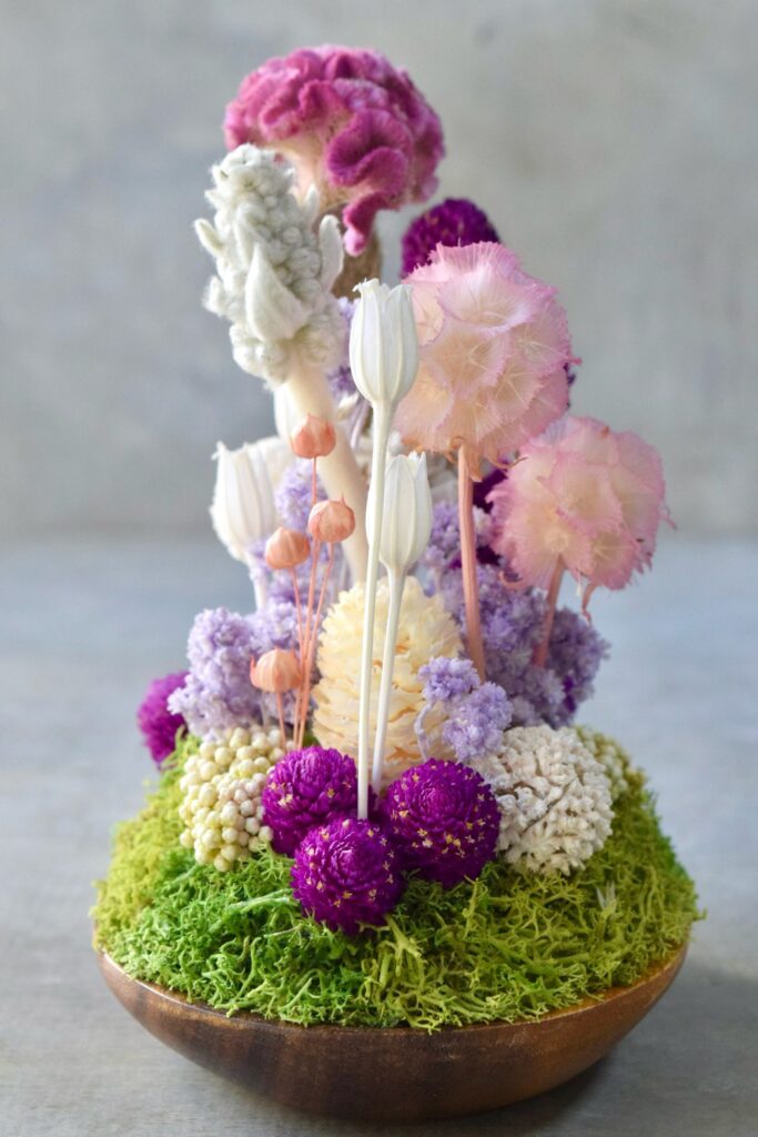 東京の花屋 叢屋Kusamurayaのドライフラワーインテリア雑貨。アンティーク調の木皿(ウッドプレート)を使った、自宅用やギフト用に人気のアレンジメント。