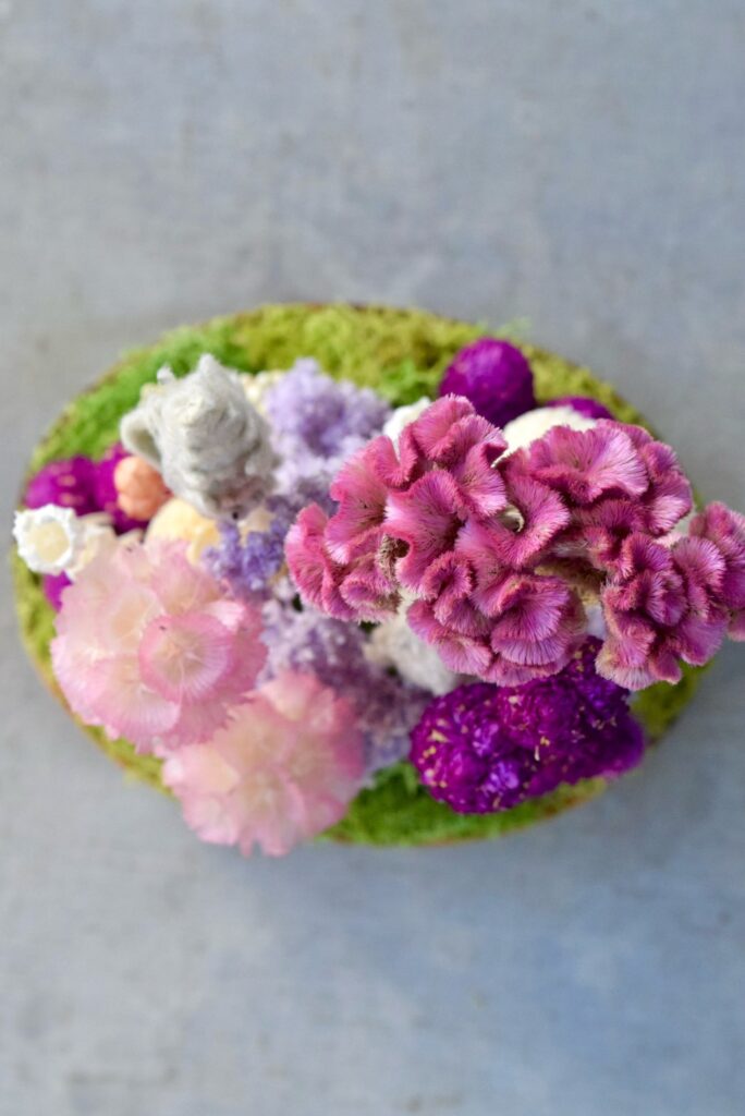 東京の花屋 叢屋Kusamurayaのドライフラワーインテリア雑貨。アンティーク調の木皿(ウッドプレート)を使った、自宅用やギフト用に人気のアレンジメント。