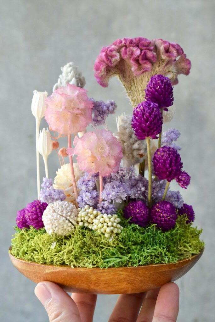 東京の花屋 叢屋Kusamurayaのドライフラワーインテリア雑貨。アンティーク調の木皿(ウッドプレート)を使った、自宅用やギフト用に人気のアレンジメント。