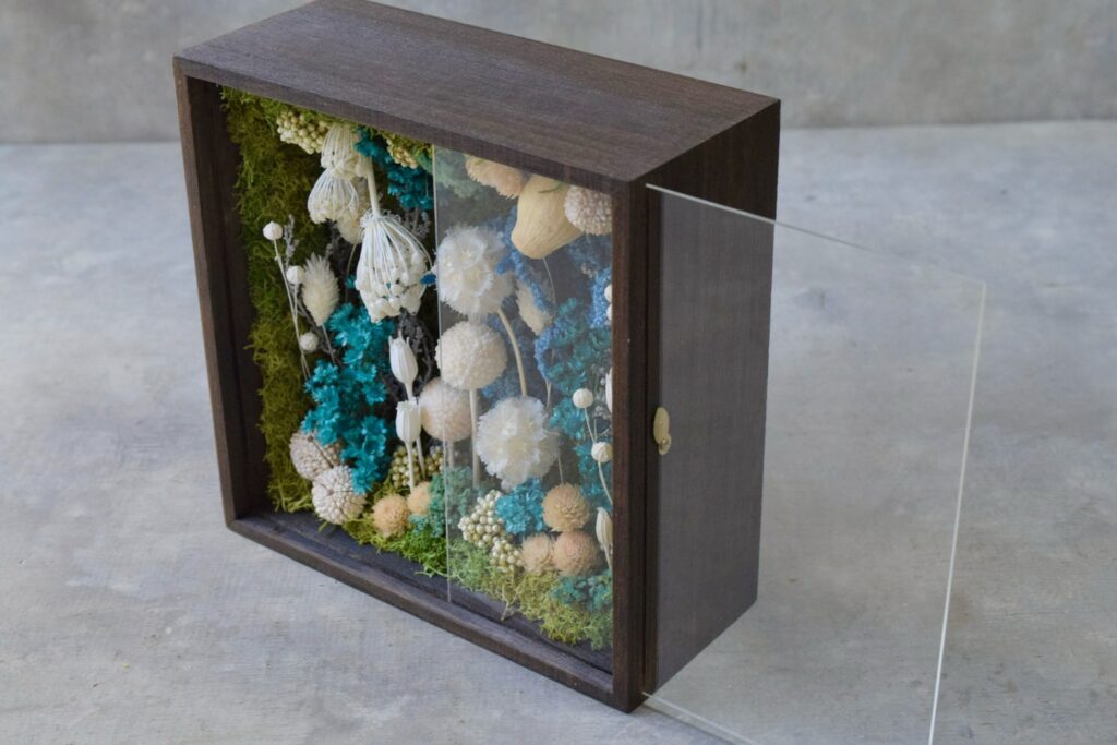 東京の花屋 叢屋Kusamurayaのドライフラワーインテリア雑貨。アンティーク調の木製フレーム(ウッドボックス)を使った、自宅用やギフト用に人気のアレンジメント。