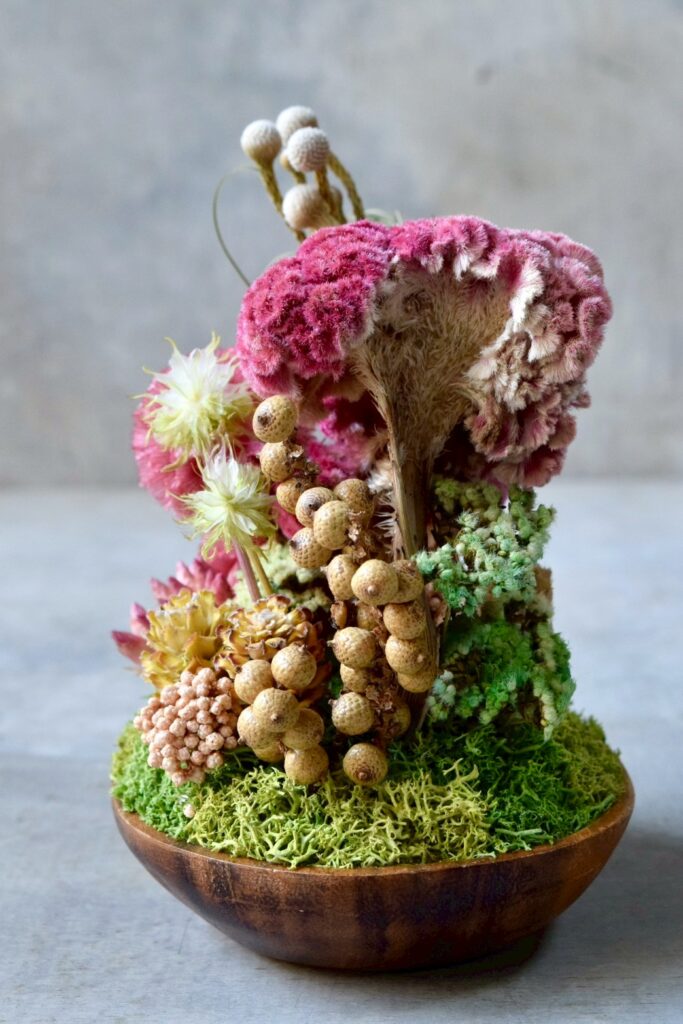 東京の花屋 叢屋Kusamurayaのドライフラワーインテリア雑貨。アンティーク調の木皿(ウッドプレート)を使った、自宅用やギフト用に人気のアレンジメント。