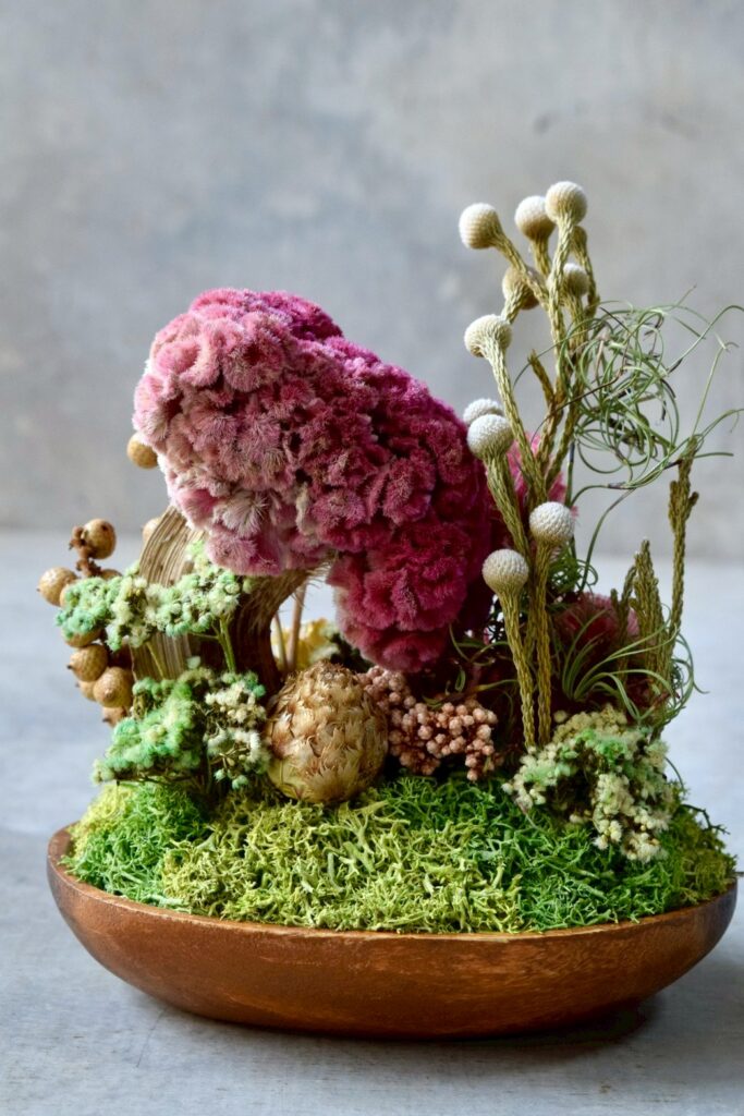 東京の花屋 叢屋Kusamurayaのドライフラワーインテリア雑貨。アンティーク調の木皿(ウッドプレート)を使った、自宅用やギフト用に人気のアレンジメント。