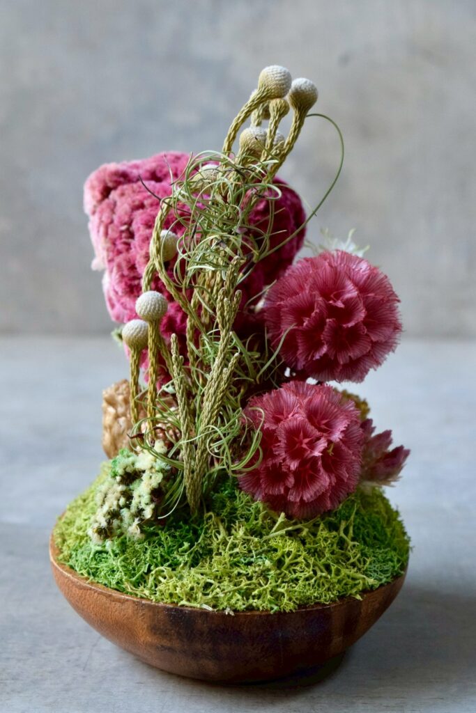 東京の花屋 叢屋Kusamurayaのドライフラワーインテリア雑貨。アンティーク調の木皿(ウッドプレート)を使った、自宅用やギフト用に人気のアレンジメント。