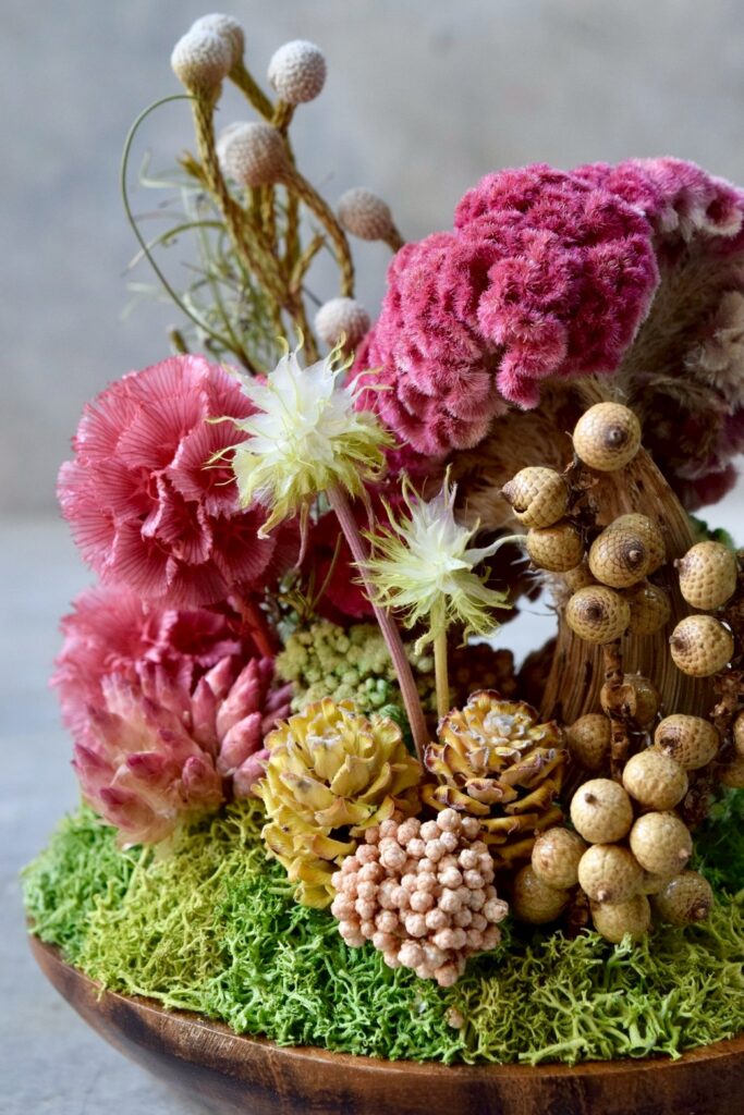 東京の花屋 叢屋Kusamurayaのドライフラワーインテリア雑貨。アンティーク調の木皿(ウッドプレート)を使った、自宅用やギフト用に人気のアレンジメント。