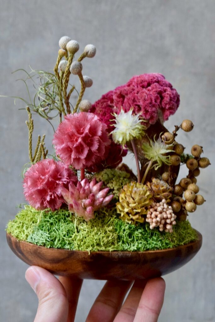 東京の花屋 叢屋Kusamurayaのドライフラワーインテリア雑貨。アンティーク調の木皿(ウッドプレート)を使った、自宅用やギフト用に人気のアレンジメント。