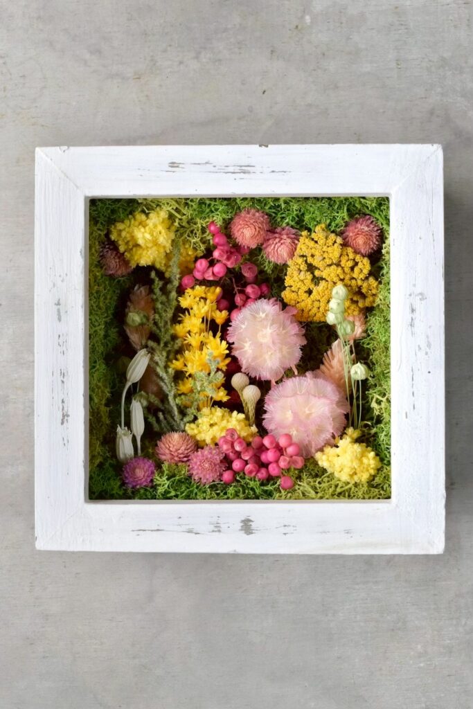 東京の花屋 叢屋Kusamurayaのドライフラワーインテリア雑貨。アンティーク調の木製フレーム入りで、自宅用やギフト用に人気のアレンジメント。