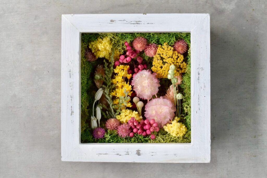 東京の花屋 叢屋Kusamurayaのドライフラワーインテリア雑貨。アンティーク調の木製フレーム入りで、自宅用やギフト用に人気のアレンジメント。