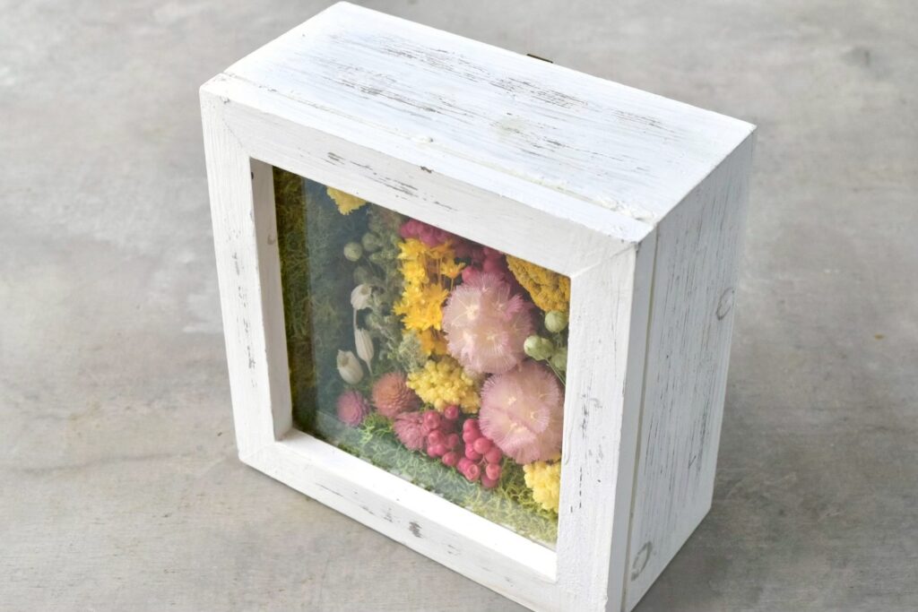 東京の花屋 叢屋Kusamurayaのドライフラワーインテリア雑貨。アンティーク調の木製フレーム入りで、自宅用やギフト用に人気のアレンジメント。