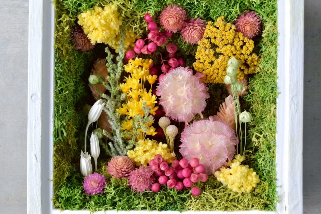 東京の花屋 叢屋Kusamurayaのドライフラワーインテリア雑貨。アンティーク調の木製フレーム入りで、自宅用やギフト用に人気のアレンジメント。