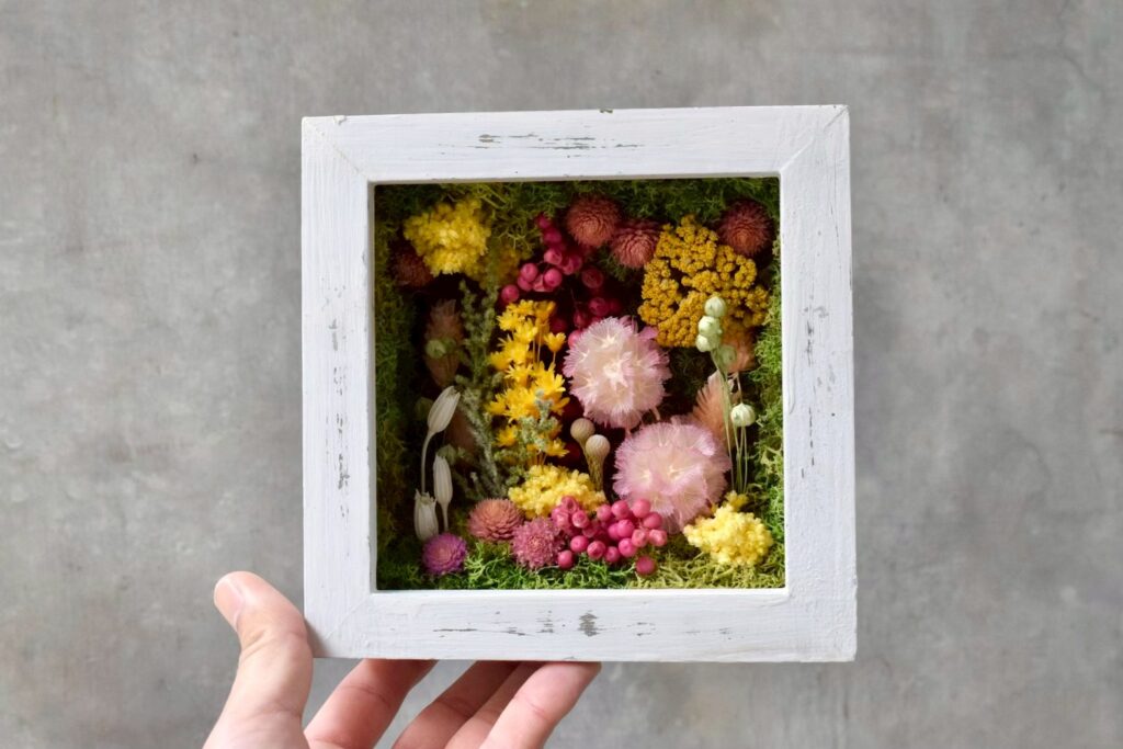 東京の花屋 叢屋Kusamurayaのドライフラワーインテリア雑貨。アンティーク調の木製フレーム入りで、自宅用やギフト用に人気のアレンジメント。