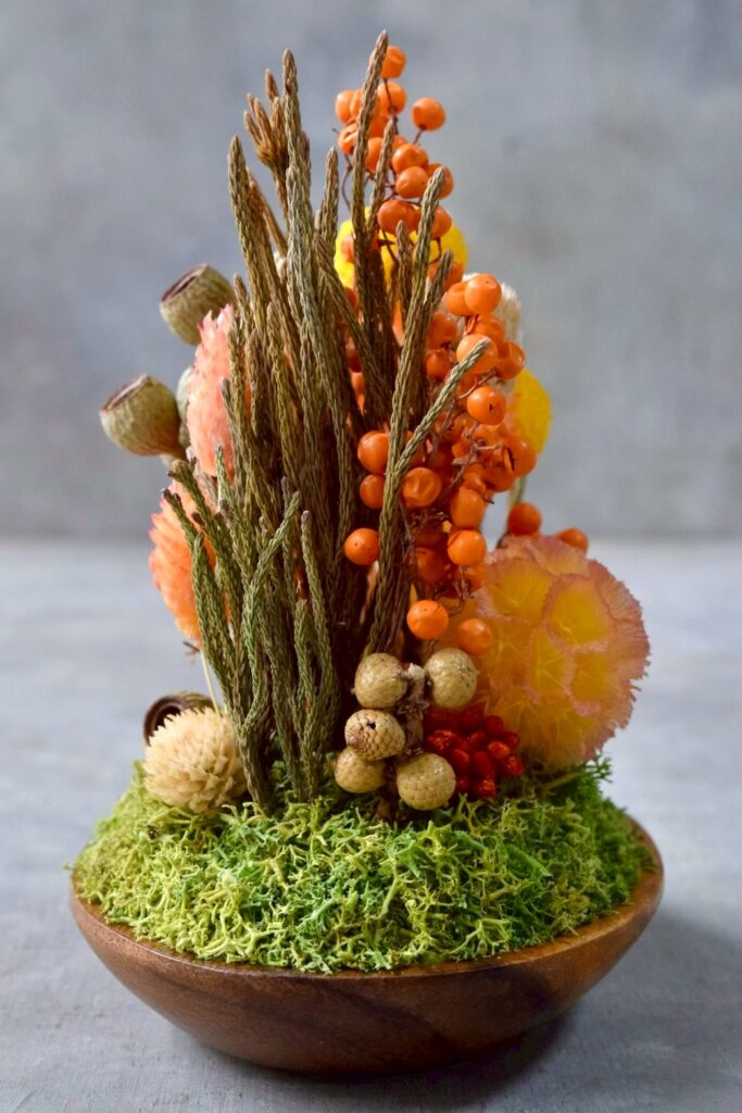 東京の花屋 叢屋Kusamurayaのドライフラワーインテリア雑貨。アンティーク調の木皿(ウッドプレート)を使った、自宅用やギフト用に人気のアレンジメント。