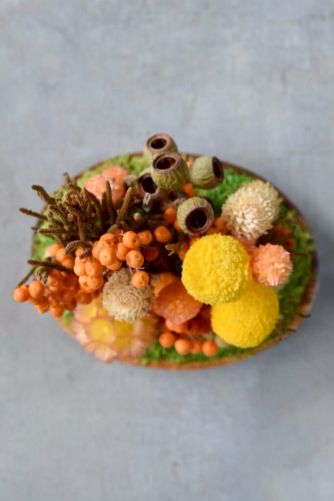 東京の花屋 叢屋Kusamurayaのドライフラワーインテリア雑貨。アンティーク調の木皿(ウッドプレート)を使った、自宅用やギフト用に人気のアレンジメント。