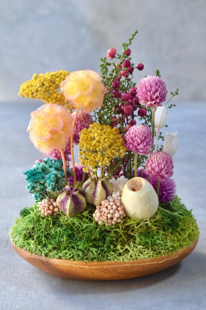 東京の花屋『叢屋kusamuraya』が手がける、手のひらにおさまるフォルムが可愛らしい植物インテリア。瑞々しいグリーンとウッドプレートの温もりが感じられる、ナチュラルなひと品。