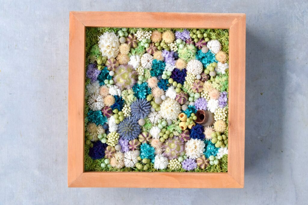 東京の花屋 叢屋Kusamurayaのドライフラワーインテリア雑貨。アンティーク調の木製フレーム(ウッドボックス)を使った、自宅用やギフト用に人気のアレンジメント。