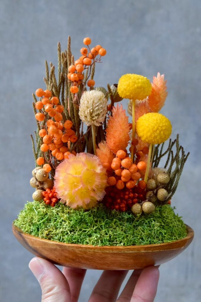 東京の花屋 叢屋Kusamurayaのドライフラワーインテリア雑貨。アンティーク調の木皿(ウッドプレート)を使った、自宅用やギフト用に人気のアレンジメント。