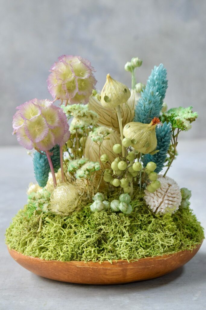 東京の花屋 叢屋Kusamurayaのドライフラワーインテリア雑貨。アンティーク調の木皿(ウッドプレート)を使った、自宅用やギフト用に人気のアレンジメント。