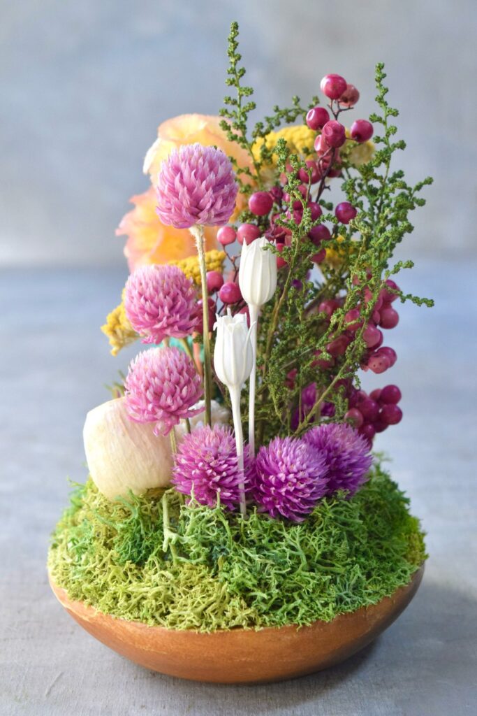 東京の花屋『叢屋kusamuraya』が手がける、手のひらにおさまるフォルムが可愛らしい植物インテリア。瑞々しいグリーンとウッドプレートの温もりが感じられる、ナチュラルなひと品。