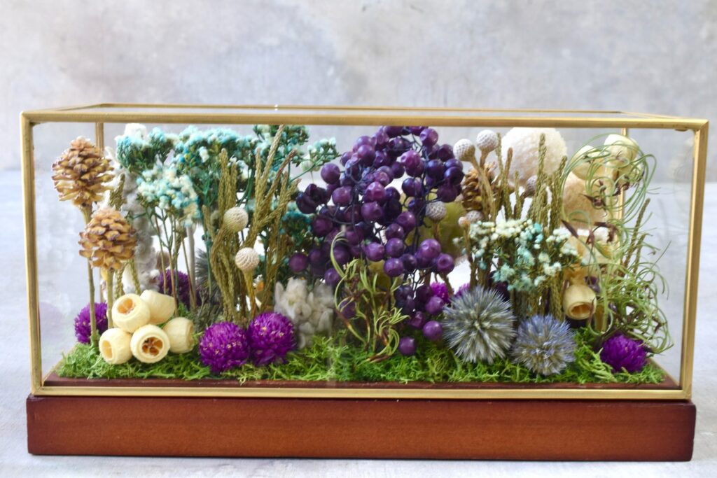 東京の花屋 叢屋Kusamurayaのドライフラワーインテリア雑貨。アンティーク調ガラスケース入りで、自宅用やギフト用に人気のアレンジメント。