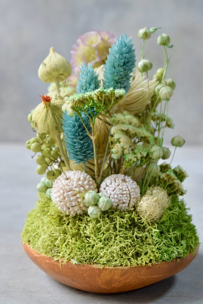 東京の花屋 叢屋Kusamurayaのドライフラワーインテリア雑貨。アンティーク調の木皿(ウッドプレート)を使った、自宅用やギフト用に人気のアレンジメント。