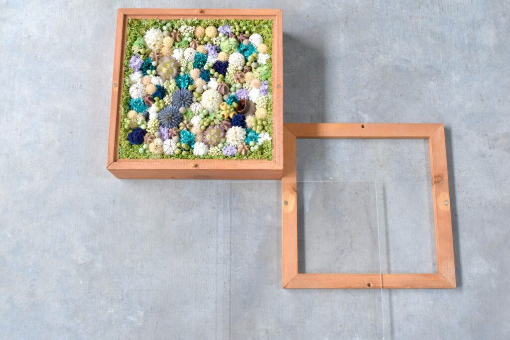 東京の花屋 叢屋Kusamurayaのドライフラワーインテリア雑貨。アンティーク調の木製フレーム(ウッドボックス)を使った、自宅用やギフト用に人気のアレンジメント。