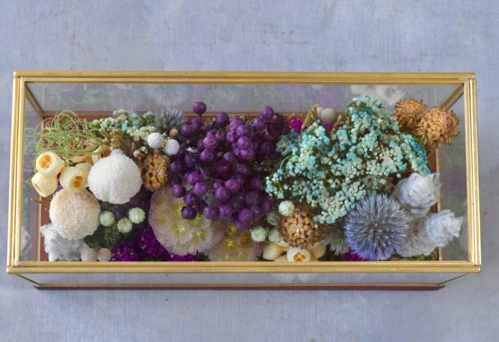 東京の花屋 叢屋Kusamurayaのドライフラワーインテリア雑貨。アンティーク調ガラスケース入りで、自宅用やギフト用に人気のアレンジメント。