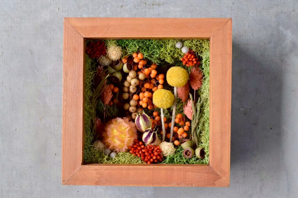東京の花屋 叢屋Kusamurayaのドライフラワーインテリア雑貨。アンティーク調の木製フレーム入りで、自宅用やギフト用に人気のアレンジメント。
