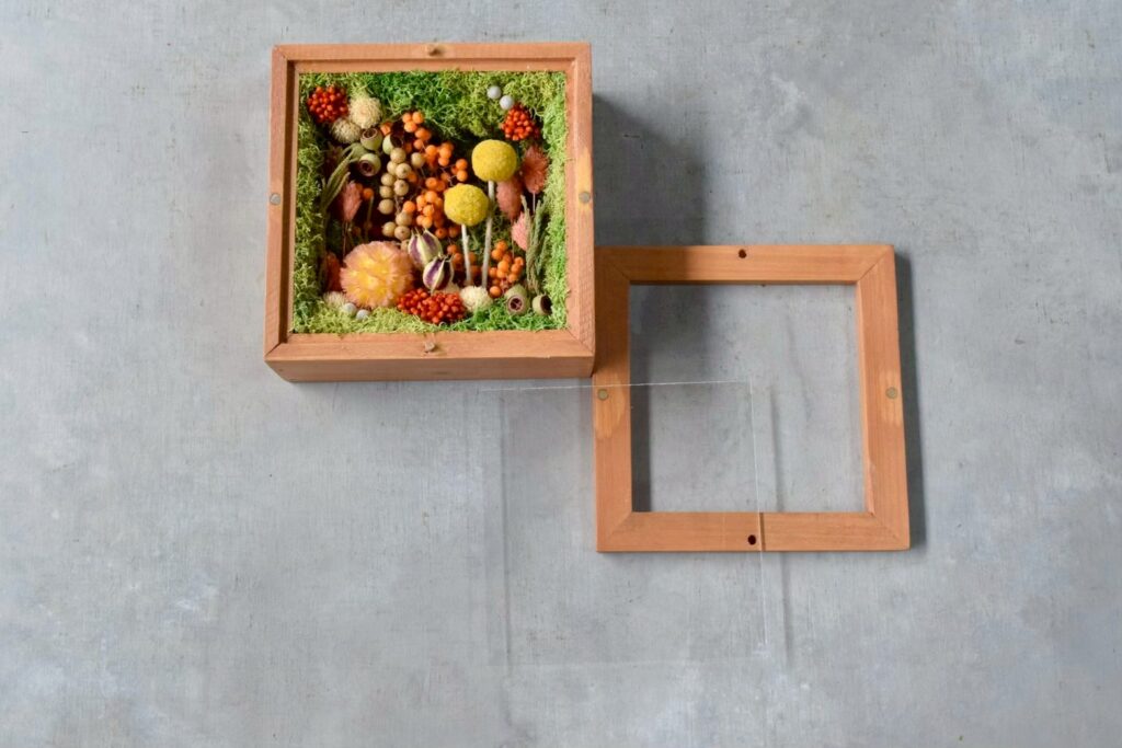 東京の花屋 叢屋Kusamurayaのドライフラワーインテリア雑貨。アンティーク調の木製フレーム入りで、自宅用やギフト用に人気のアレンジメント。