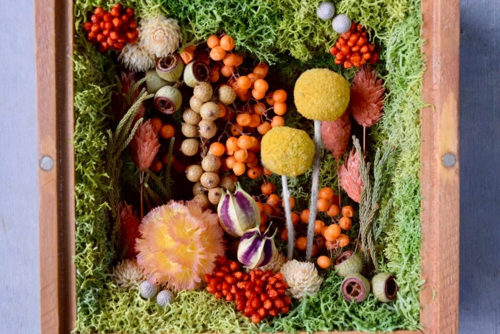 東京の花屋 叢屋Kusamurayaのドライフラワーインテリア雑貨。アンティーク調の木製フレーム入りで、自宅用やギフト用に人気のアレンジメント。