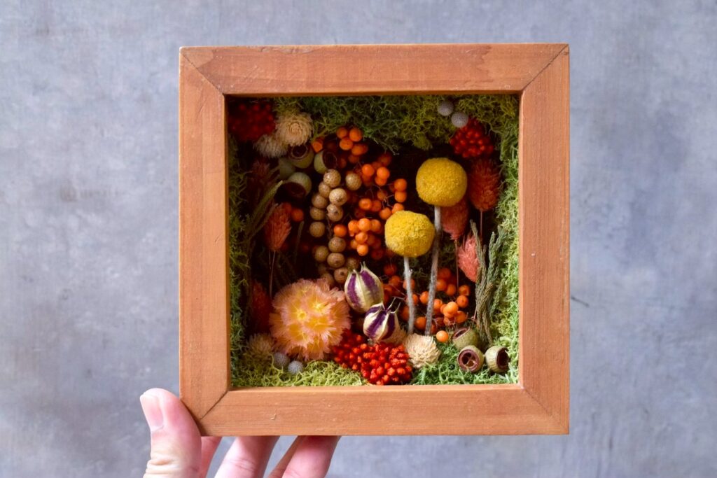 東京の花屋 叢屋Kusamurayaのドライフラワーインテリア雑貨。アンティーク調の木製フレーム入りで、自宅用やギフト用に人気のアレンジメント。