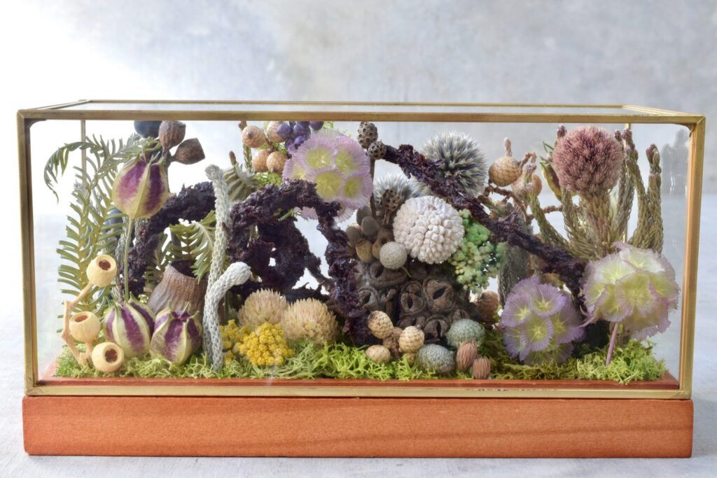 東京の花屋 叢屋Kusamurayaのドライフラワーインテリア雑貨。アンティーク調ガラスケース入りで、自宅用やギフト用に人気のアレンジメント。