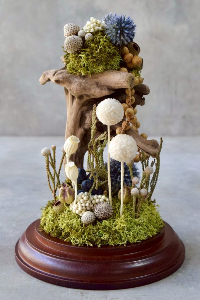 東京の花屋 叢屋Kusamurayaのドライフラワーインテリア雑貨。アンティーク調のドーム型ケースに、植物標本をイメージしてデザインされたドライフラワーインテリア。自宅用やギフト用として人気のアレンジメントです。