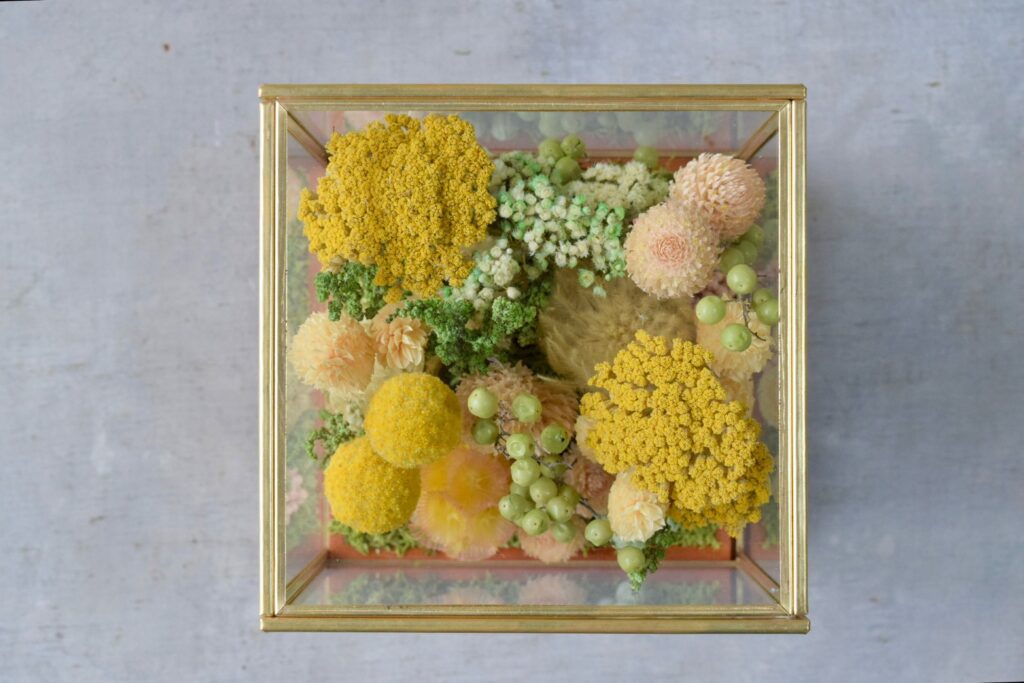 東京の花屋 叢屋Kusamurayaのドライフラワーインテリア雑貨。アンティーク調ガラスケース入りで、自宅用やギフト用に人気のアレンジメント。