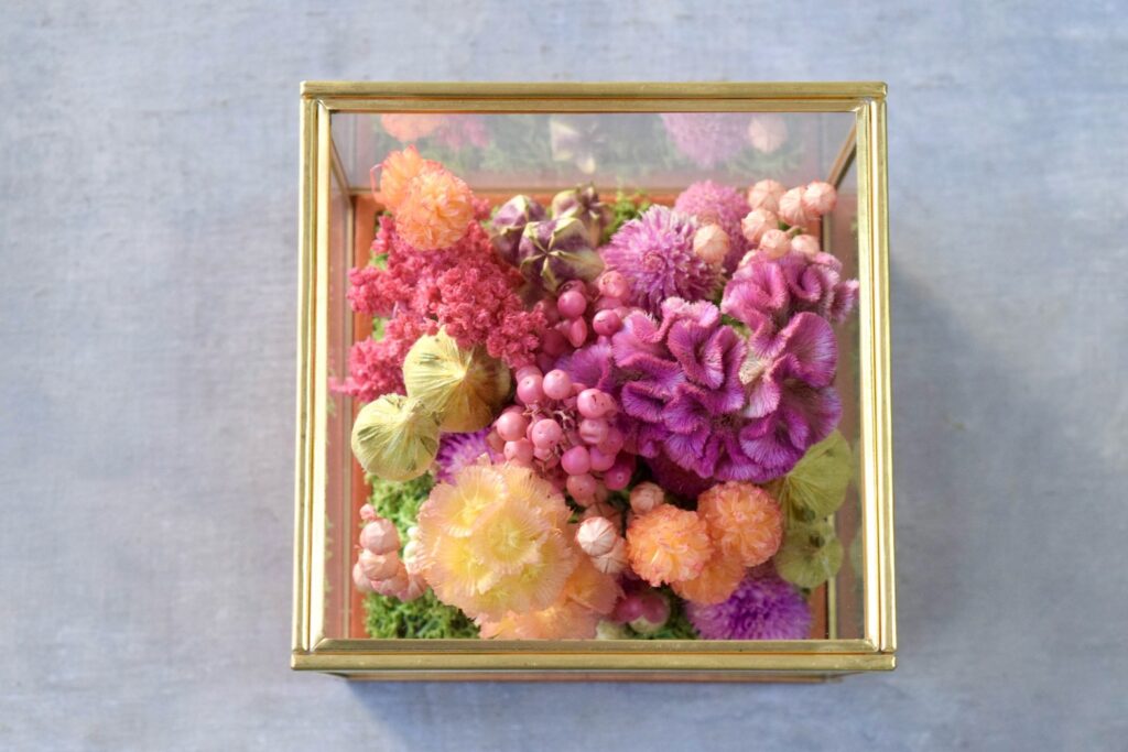 東京の花屋 叢屋Kusamurayaのドライフラワーインテリア雑貨。アンティーク調ガラスケース入りで、自宅用やギフト用に人気のアレンジメント。