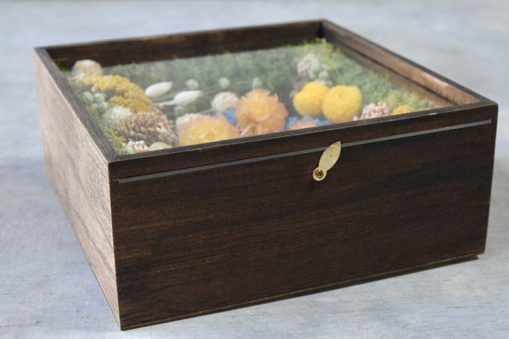 東京の花屋 叢屋Kusamurayaのドライフラワーインテリア雑貨。アンティーク調の木製フレーム(ウッドボックス)を使った、自宅用やギフト用に人気のアレンジメント。