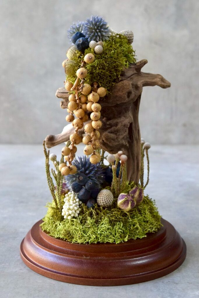 東京の花屋 叢屋Kusamurayaのドライフラワーインテリア雑貨。アンティーク調のドーム型ケースに、植物標本をイメージしてデザインされたドライフラワーインテリア。自宅用やギフト用として人気のアレンジメントです。