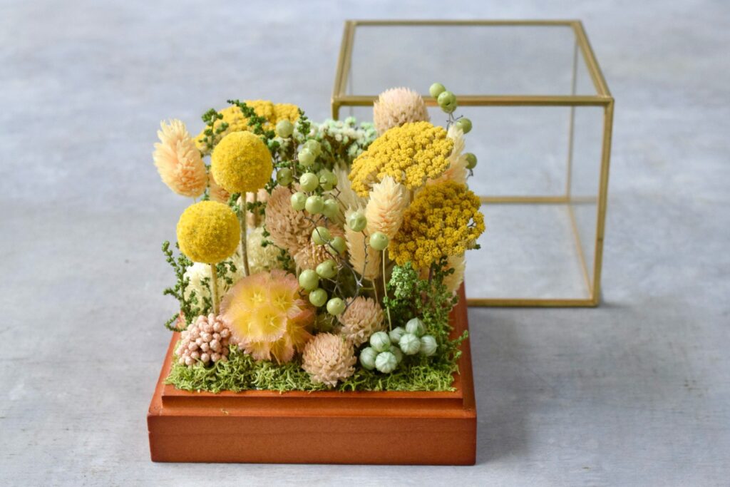 東京の花屋 叢屋Kusamurayaのドライフラワーインテリア雑貨。アンティーク調ガラスケース入りで、自宅用やギフト用に人気のアレンジメント。