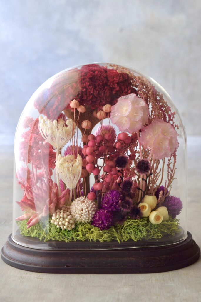 東京の花屋 叢屋Kusamurayaのドライフラワーインテリア雑貨。アンティーク調のドーム型ケースに、植物標本をイメージしてデザインされたドライフラワーインテリア。自宅用やギフト用として人気のアレンジメントです。