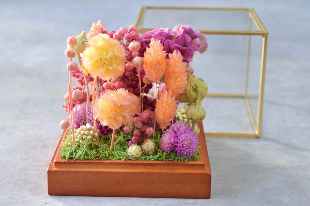 東京の花屋 叢屋Kusamurayaのドライフラワーインテリア雑貨。アンティーク調ガラスケース入りで、自宅用やギフト用に人気のアレンジメント。