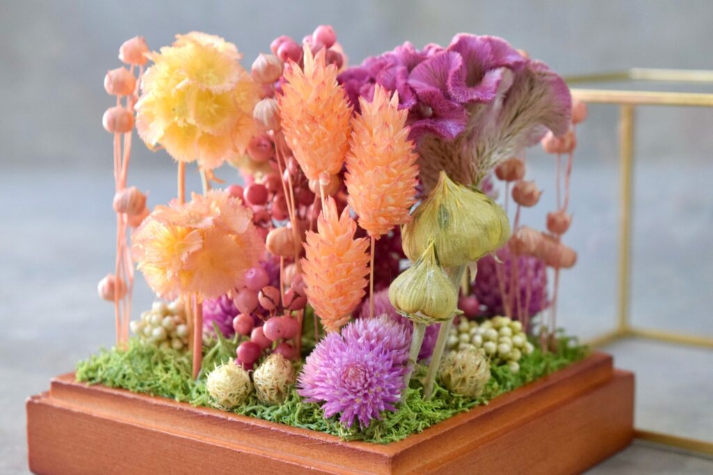 東京の花屋 叢屋Kusamurayaのドライフラワーインテリア雑貨。アンティーク調ガラスケース入りで、自宅用やギフト用に人気のアレンジメント。