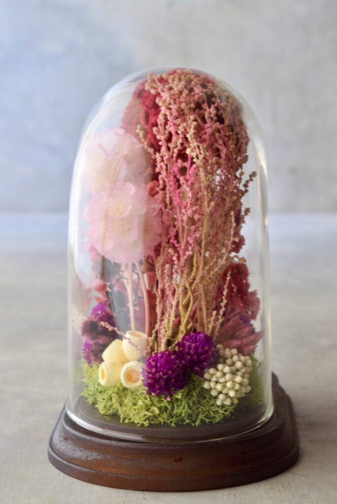 東京の花屋 叢屋Kusamurayaのドライフラワーインテリア雑貨。アンティーク調のドーム型ケースに、植物標本をイメージしてデザインされたドライフラワーインテリア。自宅用やギフト用として人気のアレンジメントです。