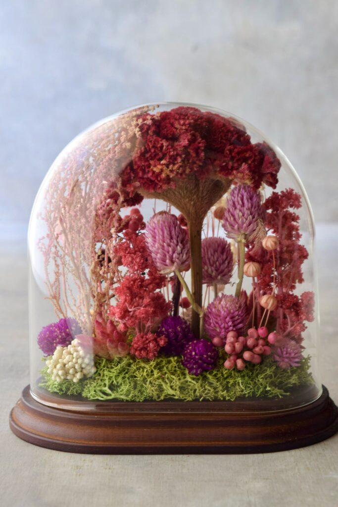 東京の花屋 叢屋Kusamurayaのドライフラワーインテリア雑貨。アンティーク調のドーム型ケースに、植物標本をイメージしてデザインされたドライフラワーインテリア。自宅用やギフト用として人気のアレンジメントです。