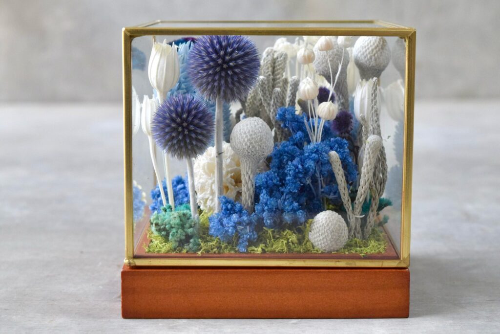 東京の花屋 叢屋Kusamurayaのドライフラワーインテリア雑貨。アンティーク調ガラスケース入りで、自宅用やギフト用に人気のアレンジメント。