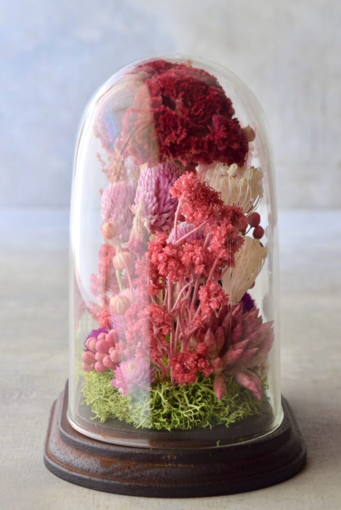 東京の花屋 叢屋Kusamurayaのドライフラワーインテリア雑貨。アンティーク調のドーム型ケースに、植物標本をイメージしてデザインされたドライフラワーインテリア。自宅用やギフト用として人気のアレンジメントです。